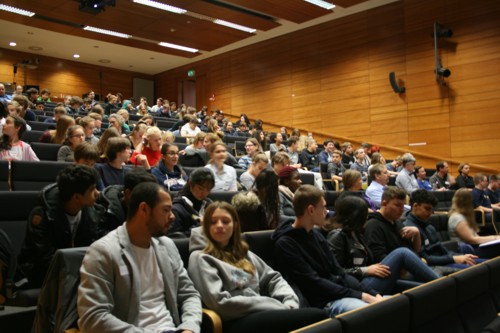 Berliner Schülerinnen und Schüler im Hörsaal